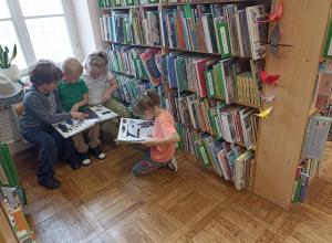 Marzyciele w bibliotece