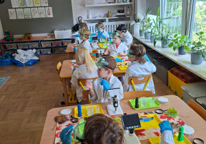 dzieci eksperymentują