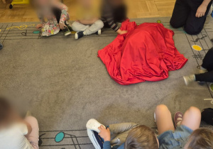 dzieci są w kółeczku