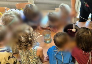 dzieci przyglądają się blendowaniu buraków