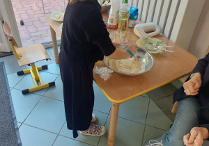 dziewczynka miesza składniki na ciasto